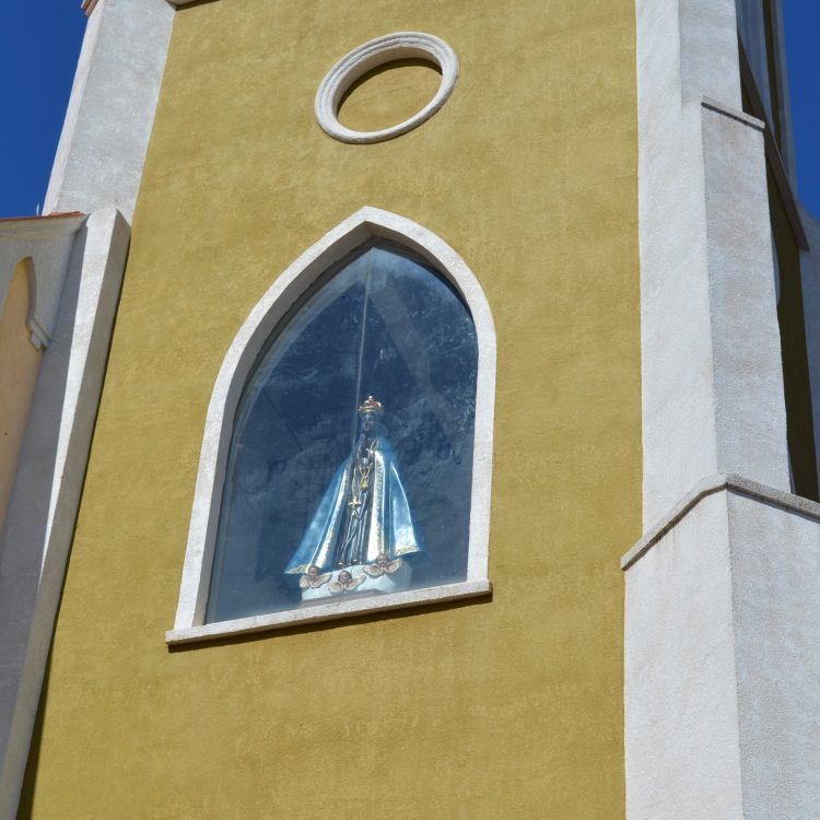 Imagens de santos são colocadas na torre da Igreja Matriz por soldados das Forças Armadas