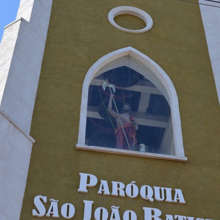 Imagens de santos são colocadas na torre da Igreja Matriz por soldados das Forças Armadas