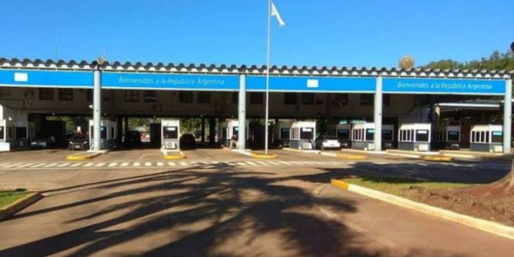 Aduana argentina é evacuada após caminhão derramar carga química