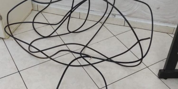Dupla é presa com fios furtados do cabeamento subterrâneo da Avenida Brasil