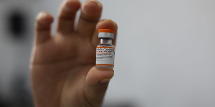 Crianças de 6 a 11 anos sem comorbidades podem receber vacina contra covid na segunda-feira (24)