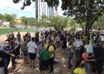 Grupo se manifesta contra a exigência do comprovante de vacina em Foz do Iguaçu