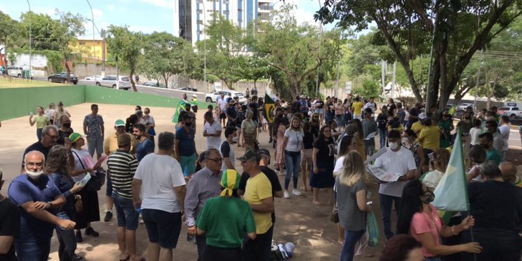 Grupo se manifesta contra a exigência do comprovante de vacina em Foz do Iguaçu