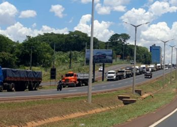 Manifestação de fiscais da Receita causa fila de caminhões de 10 km no lado paraguaio