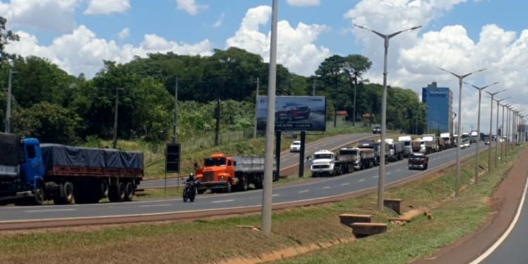 Manifestação de fiscais da Receita causa fila de caminhões de 10 km no lado paraguaio