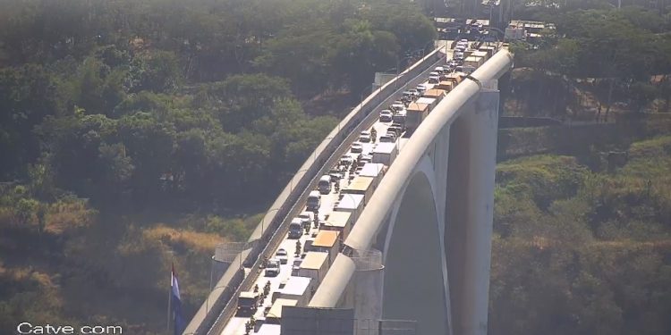 Greve de auditores da Receita segue causando congestionamento de caminhões na Ponte da Amizade
