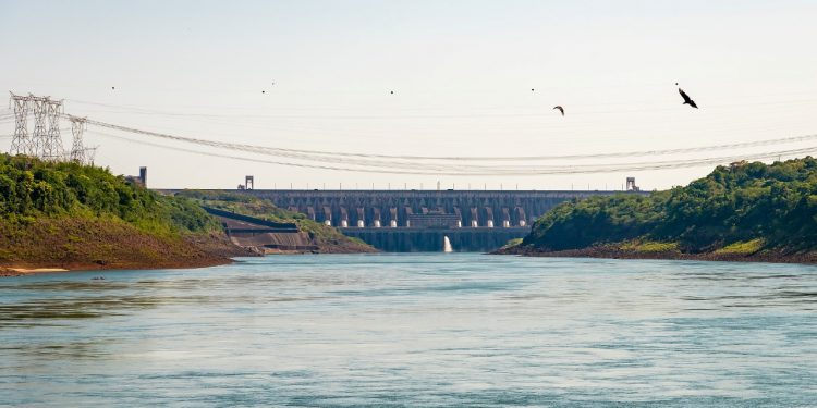 Mesmo em ano de seca, energia gerada por Itaipu seria suficiente para suprir 36 milhões de residências