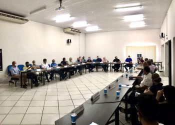 Prefeitura reúne representantes do comércio e turismo para falar da situação da covid-19 em Foz