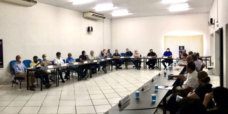 Prefeitura reúne representantes do comércio e turismo para falar da situação da covid-19 em Foz