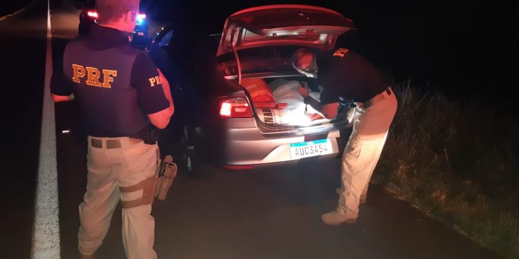 Casal paraguaio é preso pela PRF com mais de 150 kg de maconha em Céu Azul