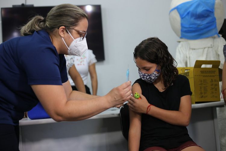 Crianças já começaram a receber a vacina contra Covid-19 em Foz