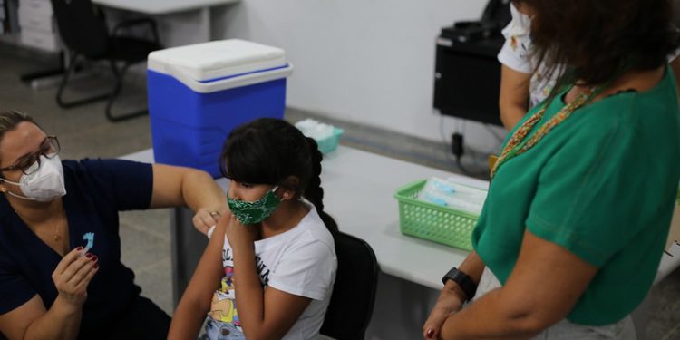 Crianças já começaram a receber a vacina contra Covid-19 em Foz