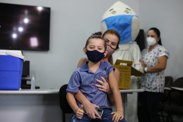 Crianças já começaram a receber a vacina contra Covid-19 em Foz