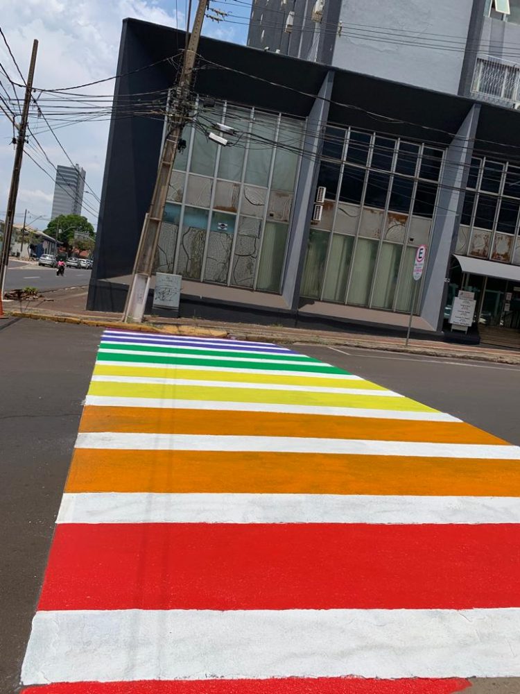 Faixas de pedestres de Foz ganham novas cores em apoio ao Dia Nacional da Visibilidade Trans