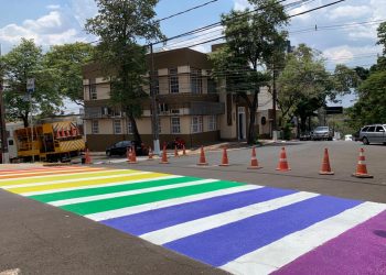 Faixas de pedestres de Foz ganham novas cores em apoio ao Dia Nacional da Visibilidade Trans