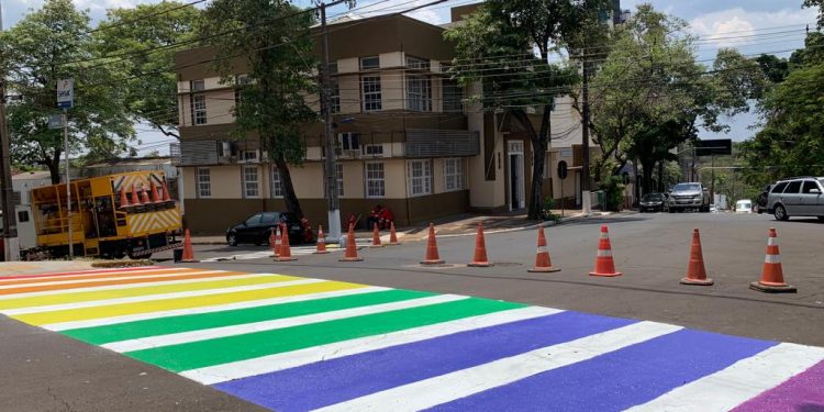 Faixas de pedestres de Foz ganham novas cores em apoio ao Dia Nacional da Visibilidade Trans