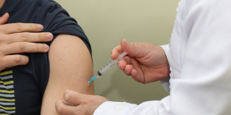 50 mil pessoas estão com a dose de reforço em atraso