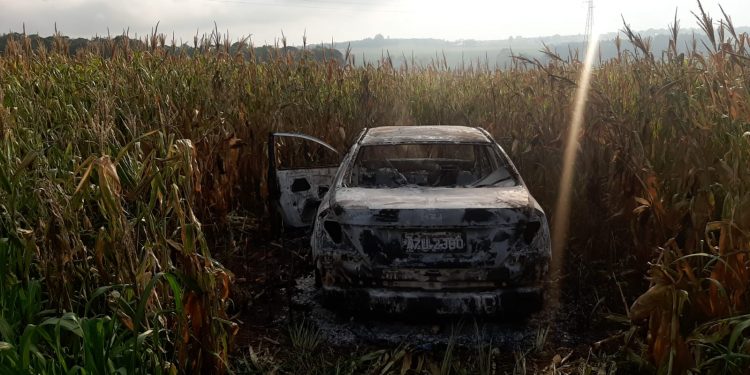 Corpo carbonizado é encontrado dentro de veículo em estrada rural