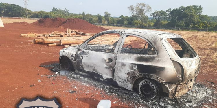 Veículo possível de furto/roubo é encontrado incendiado no Três Lagoas