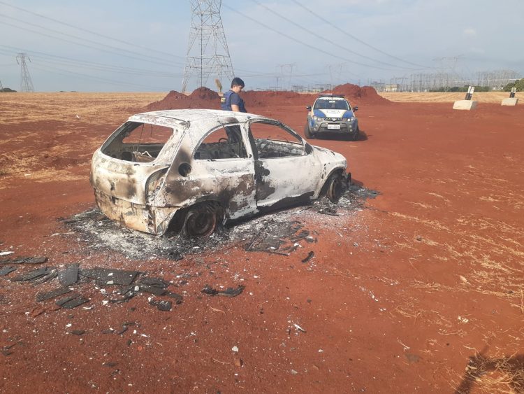 Veículo possível de furto/roubo é encontrado incendiado no Três Lagoas