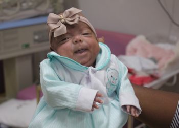 Ganha alta a menor criança nascida no Hospital Costa Cavalcanti