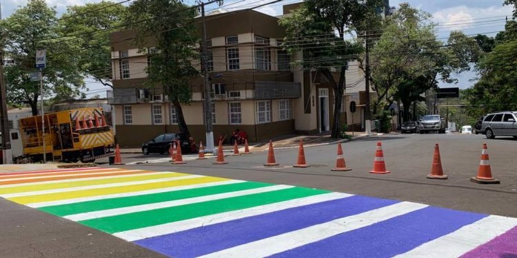 Coronel Lee aciona MP sobre faixa nas cores do arco-íris em Foz do Iguaçu