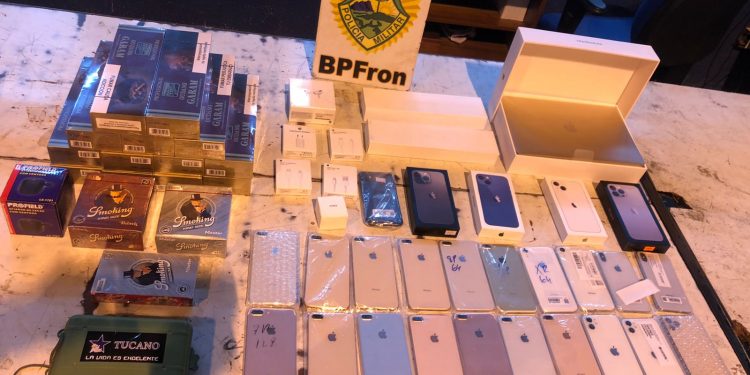 Polícia apreende iPhones e cigarros contrabandeados na fronteira