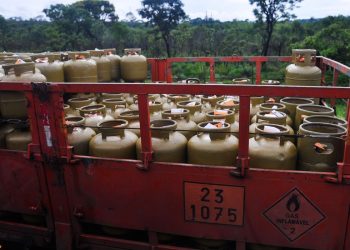 Gasolina sobe 47,49% e gás de botijão, 36,99% em 2021, diz IBGE