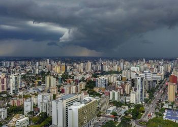 Frente fria traz tempo mais ameno e chuvas ao Paraná