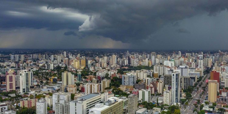 Frente fria traz tempo mais ameno e chuvas ao Paraná