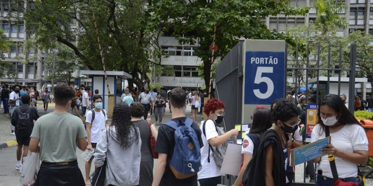 Em reaplicação do Enem 2021, 67% dos inscritos faltaram à prova