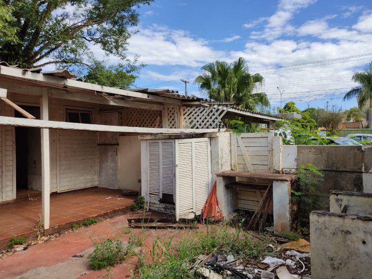 Piscinas abandonadas viram criadouras de mosquitos em Foz do Iguaçu
