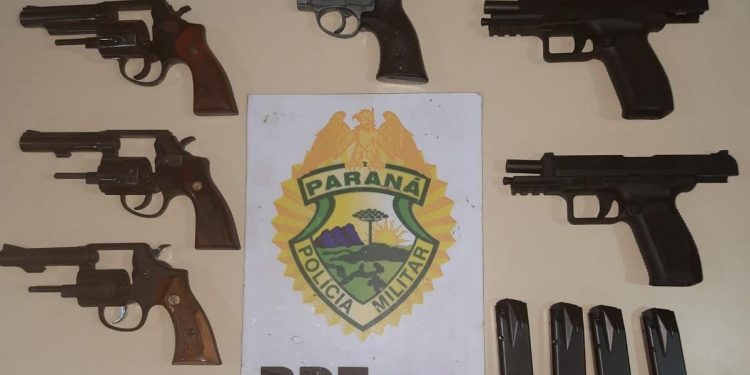 Homem é preso em ônibus com grande quantidade de armas em Medianeira