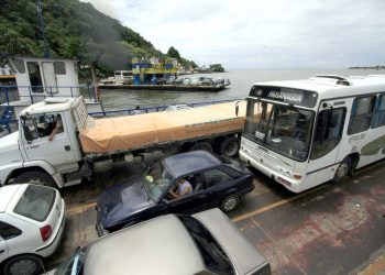 Balsa fica a deriva nesta segunda (10) enquanto realizava a travessia em Guaratuba