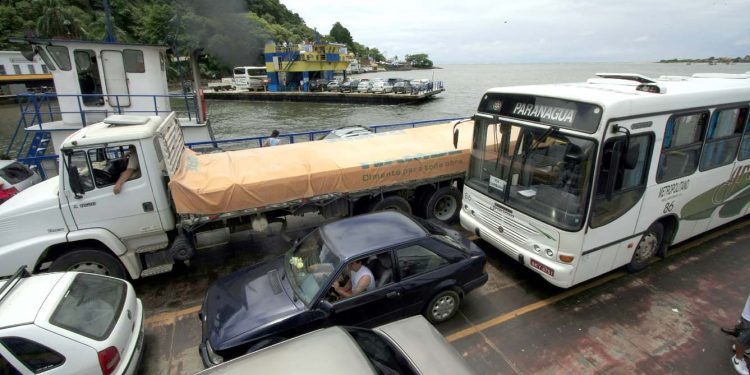 Balsa fica a deriva nesta segunda (10) enquanto realizava a travessia em Guaratuba
