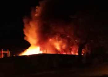 Ferro Velho pega fogo no Portal da Foz e Corpo de Bombeiros atende ocorrência