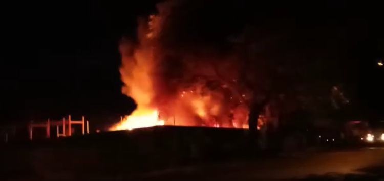 Ferro Velho pega fogo no Portal da Foz e Corpo de Bombeiros atende ocorrência