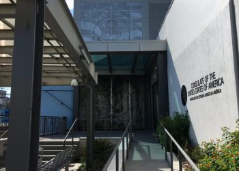 Com aumento de contaminações pela Covid, consulado dos EUA cancela entrevistas para emissão de vistos