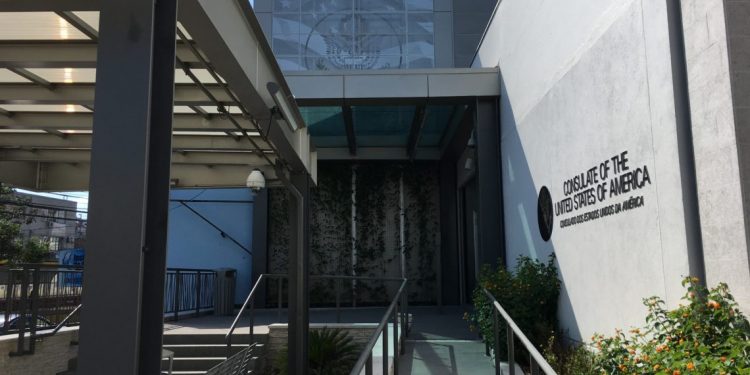 Com aumento de contaminações pela Covid, consulado dos EUA cancela entrevistas para emissão de vistos