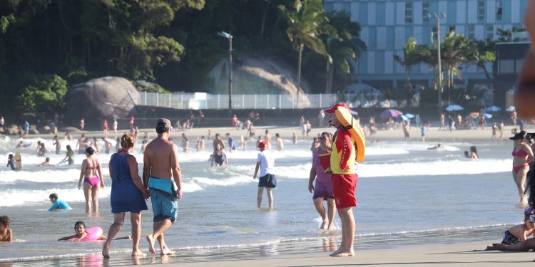 Paraná fecha 1º mês da temporada com redução nos casos de afogamento