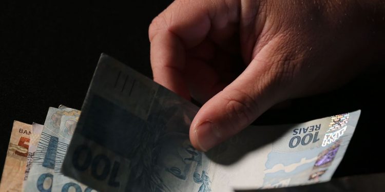Caixa paga hoje Auxílio Brasil a cadastrados com NIS final 4