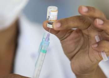 Em um ano de vacinação, quase 70% dos brasileiros já tomaram 2 doses