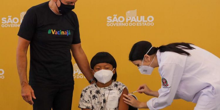 Indígena é a 1ª criança vacinada contra a covid-19 no país