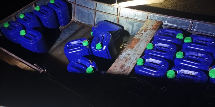 BPFron apreende 20 litros de agrotóxicos contrabandeados no Lago de Itaipu