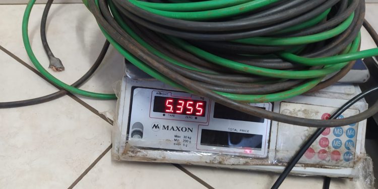 Homem é flagrado logo após furtar fios de energia na Vila A