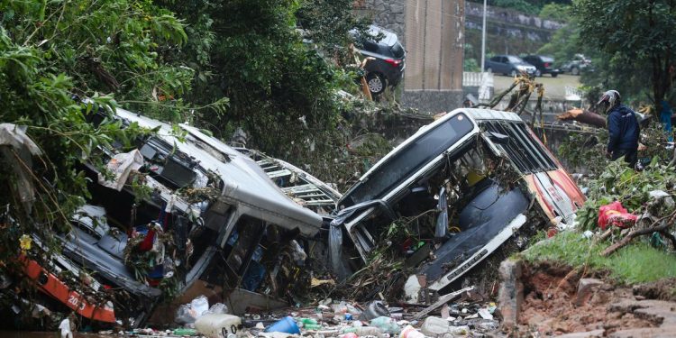 Temporal em Petrópolis deixa 58 mortos e previsão de chuva preocupa novos deslizamentos
