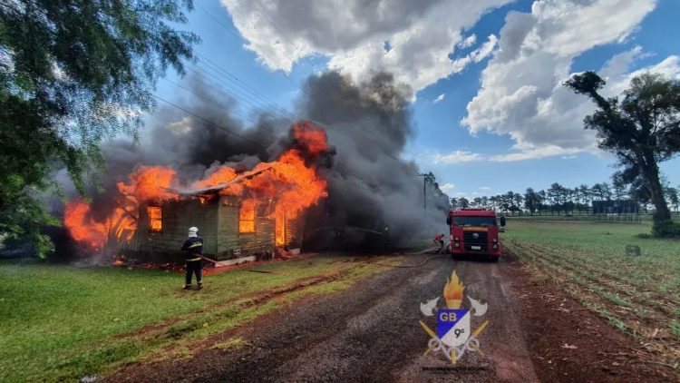 Casa é destruída pelo fogo no interior de Santa Terezinha de Itaipu