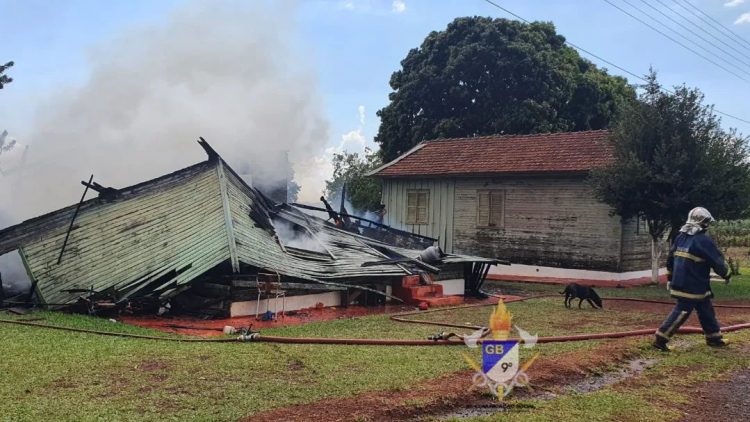 Casa é destruída pelo fogo no interior de Santa Terezinha de Itaipu
