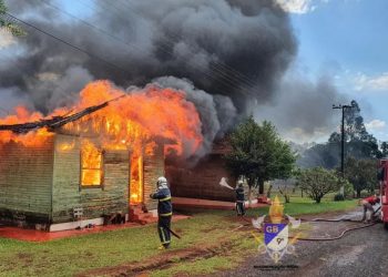 Casa é destruída pelo fogo no interior de Santa Terezinha de Itaipu