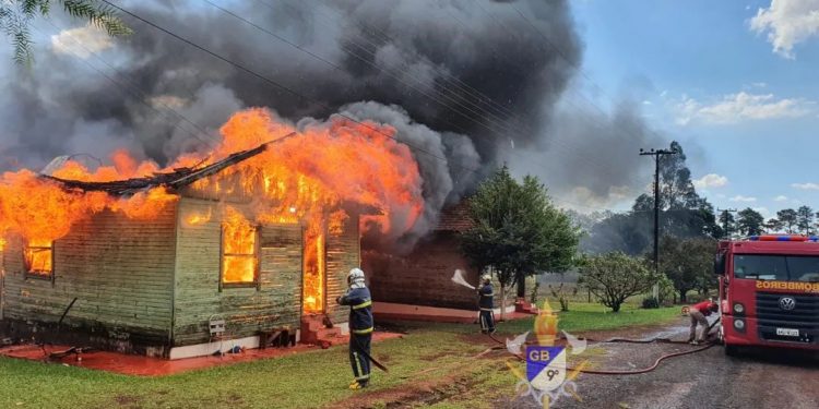Casa é destruída pelo fogo no interior de Santa Terezinha de Itaipu